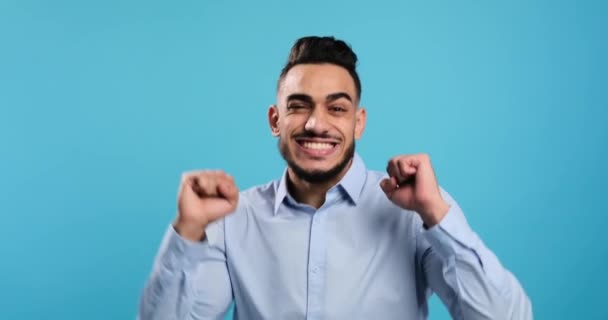 Χαρούμενος νεαρός επιχειρηματίας που χορεύει πάνω από το μπλε — Αρχείο Βίντεο