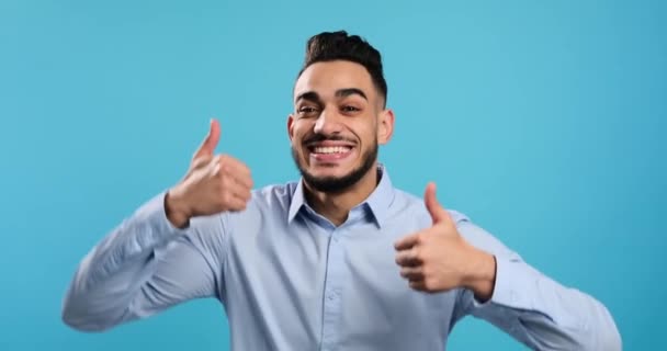 Man dancing and giving thumbs up gesture — Vídeo de Stock