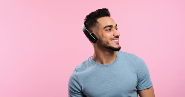 Happy man listening music on headphones — Stock video