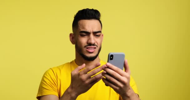 Hombre molesto por recibir malas noticias usando el teléfono móvil — Vídeo de stock