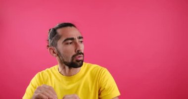 El yapımı dürbünle arayan adam.