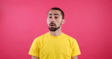 Kafasını sallayarak hayır diyen adam