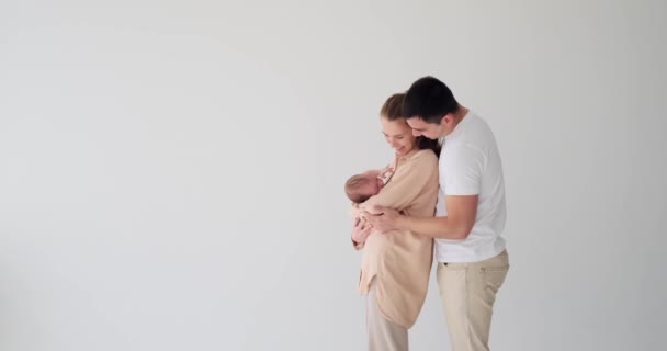 赤ん坊の息子を抱っこして撫でる親 — ストック動画
