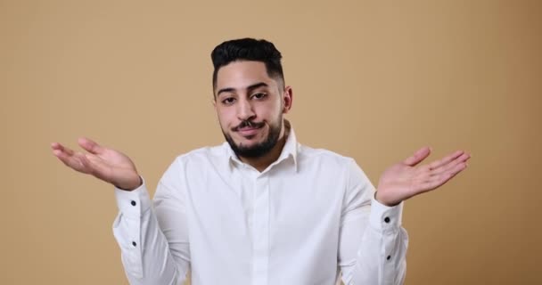 Confused businessman gesturing I dont know or cant help anything — Stock video