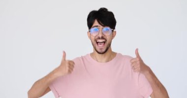 İki eliyle baş parmak hareketi yapan bir adam.