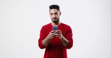 Cep telefonuyla konuşan mutlu bir adam.