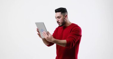 Dijital tablet kullanan genç adam