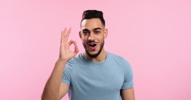 Молодий чоловік, показуючи нормальний жест рукою — стокове відео