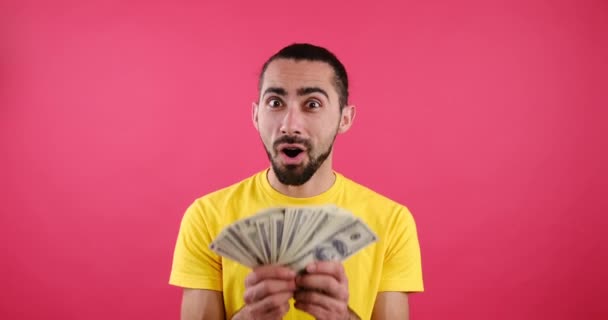 Счастливый человек с большими деньгами в руках — стоковое видео