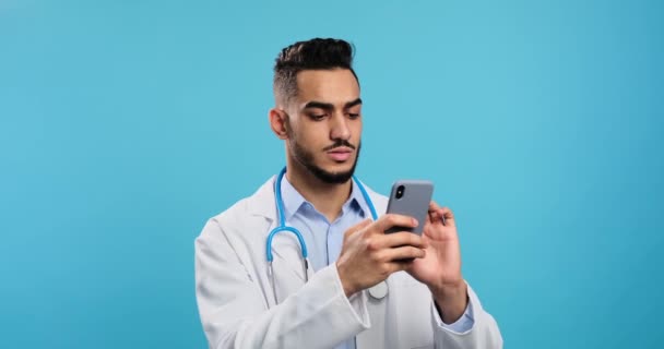 Läkare för SMS på mobiltelefon — Stockvideo