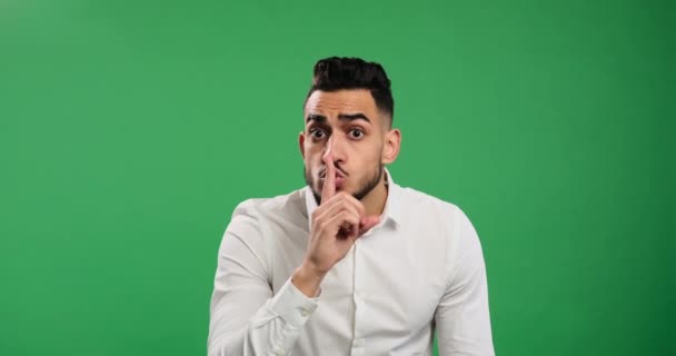 Empresario haciendo gestos con el dedo en los labios — Vídeo de stock