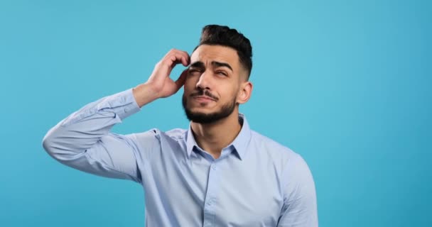 Confused young man coming up with a good idea — Vídeo de Stock