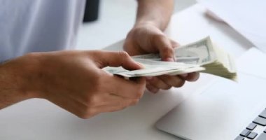 İşadamı ofiste para sayıyor.