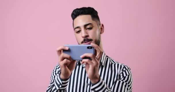 Young businessman playing game on mobile phone — Video Stock