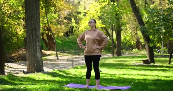 Mujer joven haciendo ejercicio de calentamiento para el cuello y los hombros — Vídeos de Stock