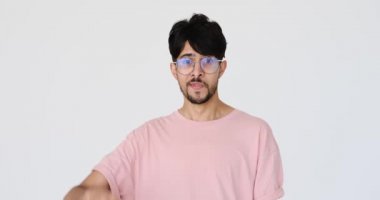 Adam iyi bir el hareketi gösteriyor.