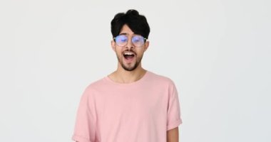 El sallayarak selamlayan adam