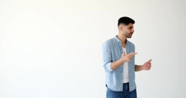 Kafası karışmış adam bir çözüm düşünüyor.