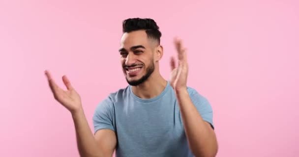 Cheerful young man applauding and smiling — Stockvideo