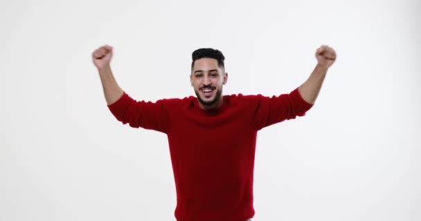 Emocionado hombre animando y celebrando la victoria — Vídeos de Stock