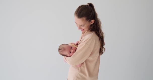 母親が赤ん坊の息子を抱いて — ストック動画