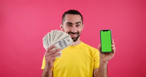 Man holding cash and mobile phone with green screen — Vídeos de Stock
