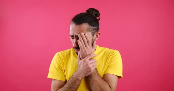 Hombre desesperado llorando sobre fondo rosa — Vídeos de Stock