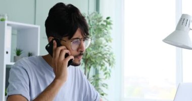 kızgın işadamı cep telefonu üzerinde konuşurken