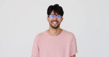 gülümseyerek mutlu bir genç adam portresi