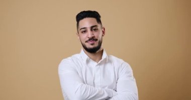 Mutlu genç işadamı kolları çapraz gülümseyerek