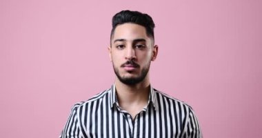 İşadamı parmakları dudaklarında el kol hareketi yapıyor.