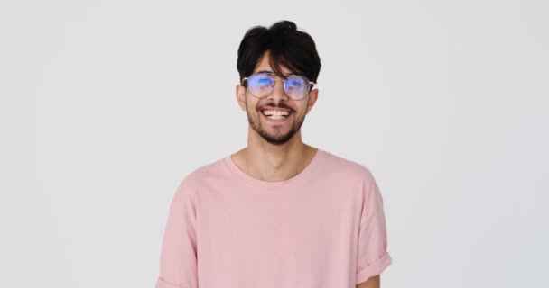 Portret szczęśliwy młody człowiek uśmiechający się — Wideo stockowe