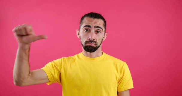 Muž dává palec dolů gesto — Stock video
