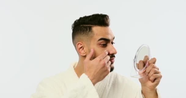 Man in badjas die crème op het gezicht aanbrengt — Stockvideo