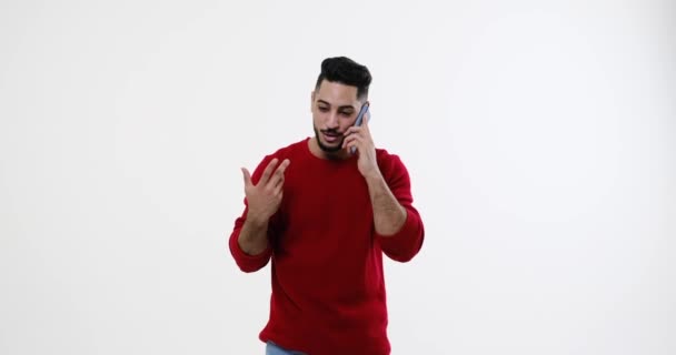 Joven hablando por teléfono móvil — Vídeos de Stock
