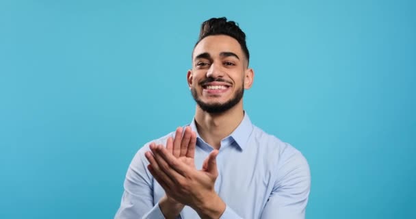 Joven feliz aplaudiendo las manos — Vídeos de Stock