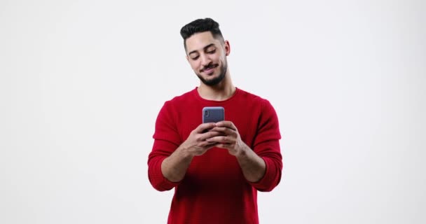 Happy man chatting on smart phone — Vídeos de Stock