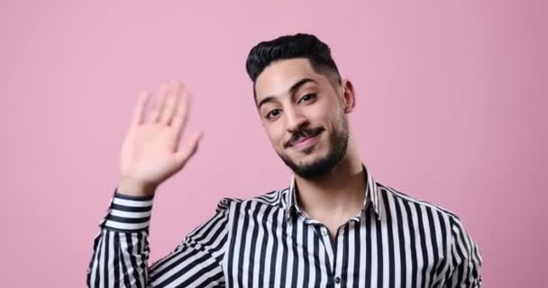 Retrato de un joven empresario saludando con la mano — Vídeos de Stock
