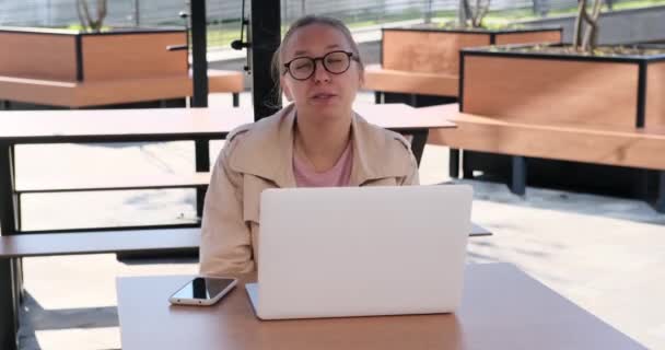 Young businesswoman using laptop for video conference — Video Stock