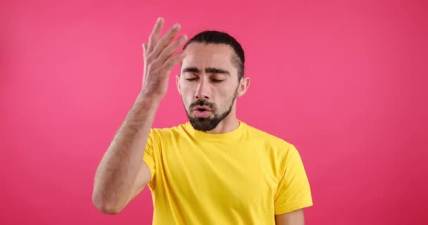 Disappointed man shaking his head — 图库视频影像