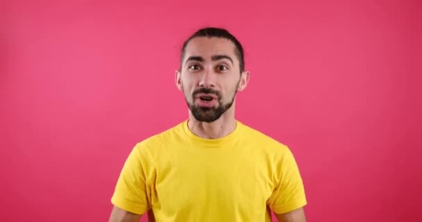 Joyeux jeune homme vlogging sur fond rose — Video