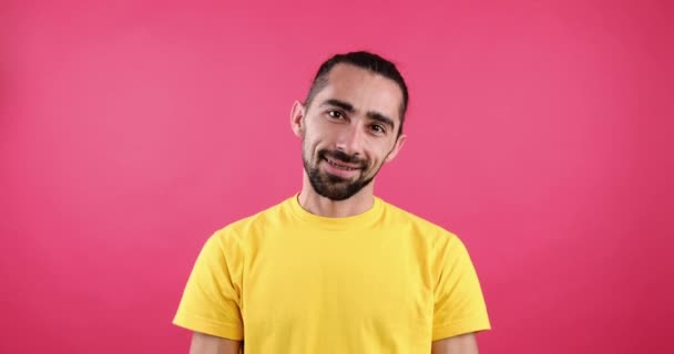 Усміхнений чоловік з брекетами на зубах — стокове відео