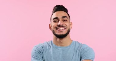 gülümseyerek mutlu bir genç adam portresi