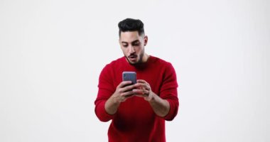genç adam metin haber üstünde hareket eden telefon