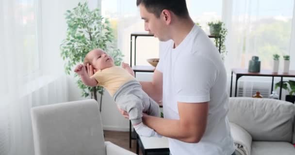 父親の腕の中で眠っている赤ん坊 — ストック動画