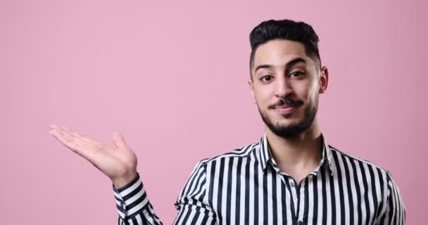 Businessman showing open palm of hand — Vídeo de Stock