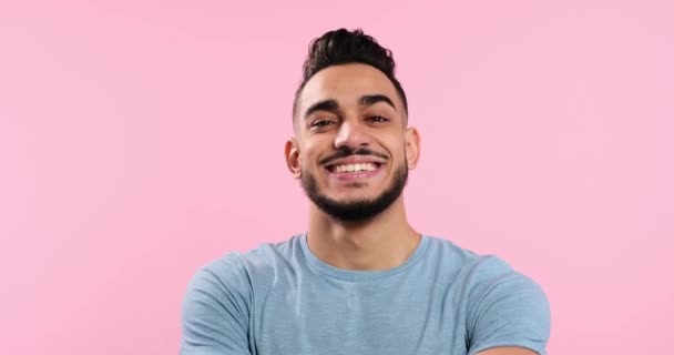 Portrait de jeune homme heureux souriant — Video