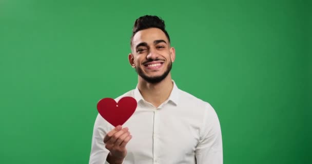 Романтичний бізнесмен, що показує форму серця — стокове відео