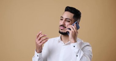 Genç işadamı cep telefonuyla konuşuyor.