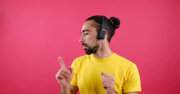 Man having fun listening to music on headphones — Stok video